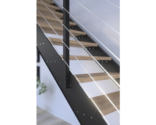 Detailaufnahme einer Treppe mit Holzstufen und Geländer aus Edelstahlseilen
