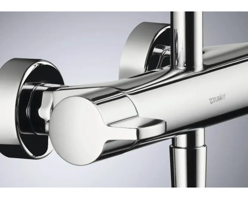 Detailansicht einer glänzenden Duscharmatur