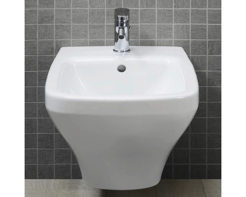 Weißes Wandwaschbecken mit Chromarmatur