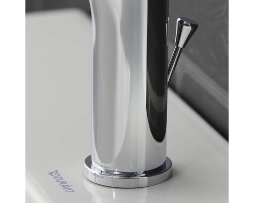 Detailaufnahme einer Armatur auf einem Waschbecken