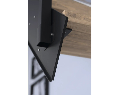 Vue détaillée d''un piètement de table noir en métal sous un plateau de table