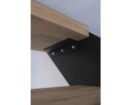 Gros plan d''un escalier en bois avec limon noir et équerres de fixation