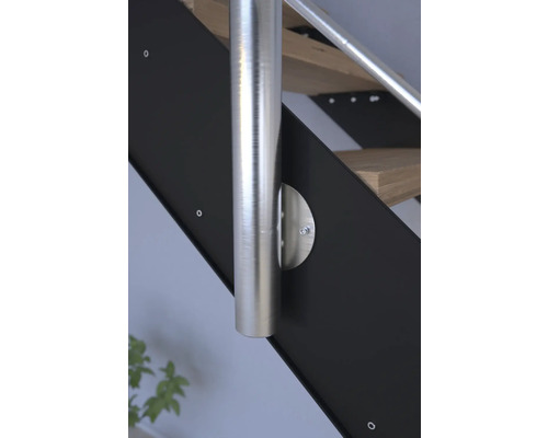 Gros plan d''un escalier avec rampe en acier inoxydable