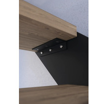 Detailansicht eines Wandregals mit schwarzer Halterung und Holzregalbrett
