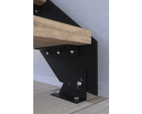 Vue détaillée d''un limon d''escalier en métal avec une marche en bois et des éléments de fixation.