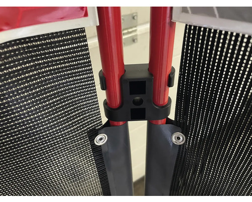 Detailaufnahme eines Insektenschutzgitters mit roten Rahmenstangen und schwarzer Netzstruktur