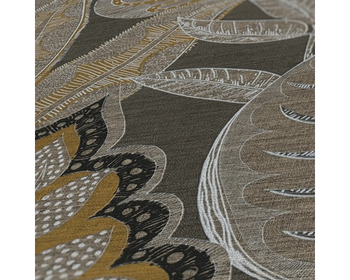 Detailansicht einer gemusterten Tapete mit floralen und federartigen Elementen