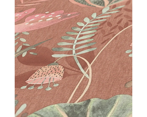 Gros plan d''un papier peint à motif de plantes