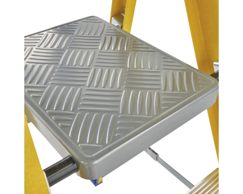 Detailaufnahme einer Trittfläche einer Leiter mit geriffelter Oberfläche.