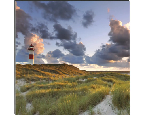 Fotografie eines Leuchtturms in einer Dünenlandschaft