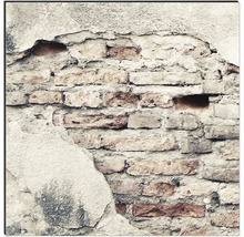 Beschädigte Backsteinmauer mit freiliegenden Ziegeln