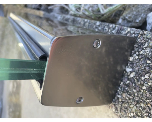 Vue détaillée d''une fixation de garde-corps en verre métallique avec des vis