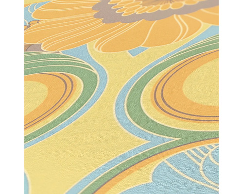 Nahaufnahme einer Tapete mit Blumen- und Wellenmuster