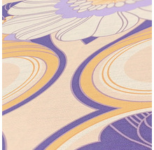 Detailaufnahme einer gemusterten Tapete mit floralen und abstrakten Formen