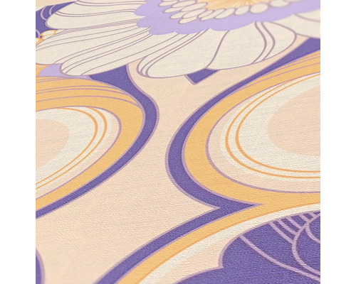 Detailaufnahme einer gemusterten Tapete mit floralen und abstrakten Formen