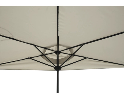 Vue intérieure d'un parasol avec armature noire