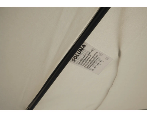 Vue détaillée d'un parasol Soluna avec étiquette du fabricant