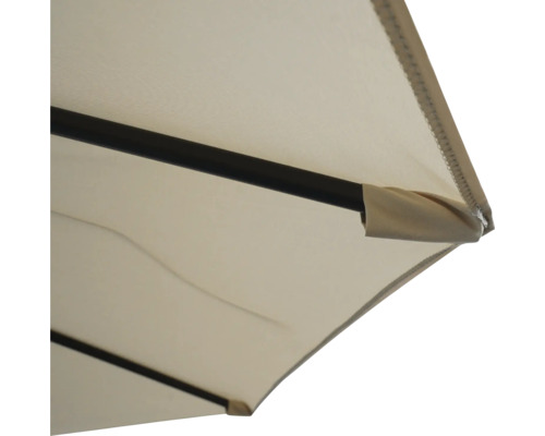 Gros plan d'un parasol rectangulaire avec structure