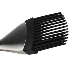 Detailansicht eines Backpinsels mit Silikonborsten und Metallgriff