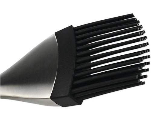 Vue détaillée d''un pinceau à pâtisserie avec des poils en silicone et un manche en métal