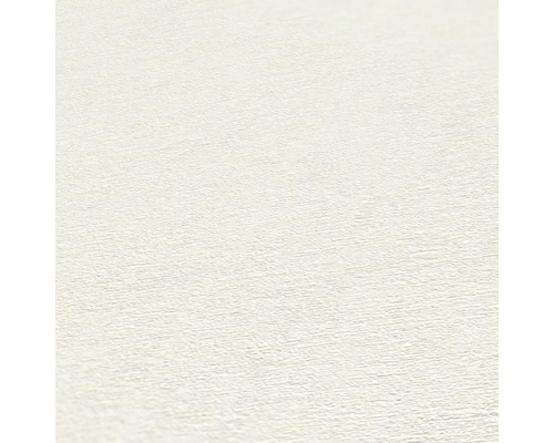 Nahaufnahme einer weißen Rauhfasertapete.