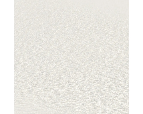 Nahaufnahme einer weißen Vliestapete mit feiner Textur.