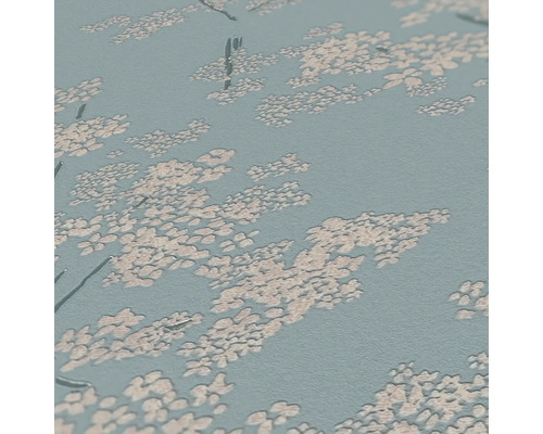 Gros plan d''un papier peint à motifs avec un motif floral