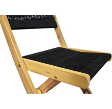 Gartensessel aus Holz mit schwarzer Sitzfläche und Rückenlehne