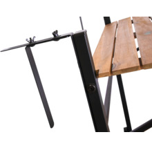 Detailaufnahme eines Stuhls mit Holzlatten und schwarzem Metallgestell