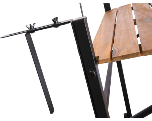 Detailaufnahme eines Stuhls mit Holzlatten und schwarzem Metallgestell