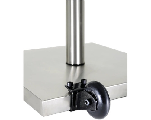 Detailansicht eines Transportrollers aus Metall mit schwarzer Rolle