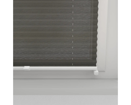 Store plissé gris à la fenêtre
