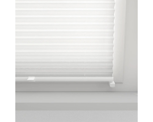 Gros plan d''un store plissé blanc sur une fenêtre