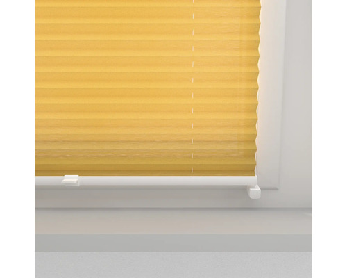 Store plissé jaune à la fenêtre