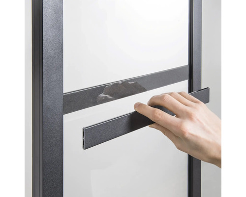 Detailansicht einer Duschkabine mit eingesetztem Dichtungsstreifen