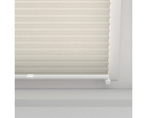 Store plissé beige sur une fenêtre