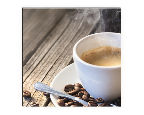 Tasse Kaffee mit Kaffeebohnen und Löffel auf Holzuntergrund