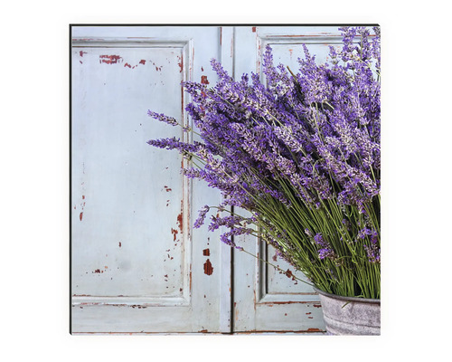 Dekoration mit Lavendel und Holzpaneel
