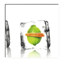 Dekoratives Bild mit Limette und Orangenscheibe in einem Eiswürfel