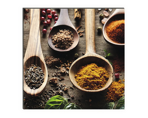 Dekoratives Wandbild mit Gewürzen und Holzlöffeln auf einem Holztisch.
