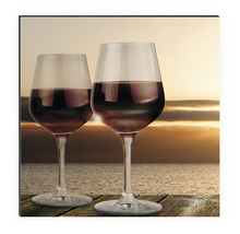 Image décorative avec deux verres à vin devant un coucher de soleil