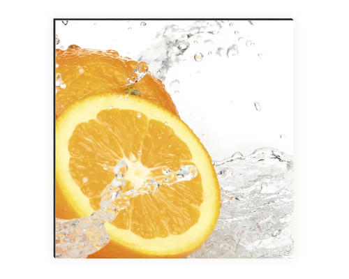 Dekorative Platte mit Orangen im Wasser