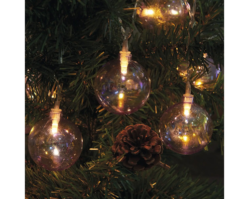 Scène de décoration avec une guirlande lumineuse avec des boules et un cône de pin sur un arbre de Noël