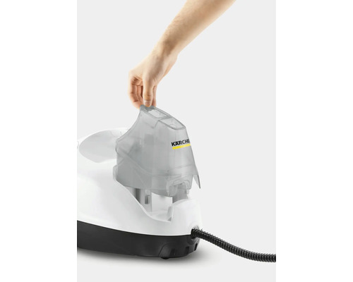 Hand befüllt Dampfreinigertank. Kärcher Logo.