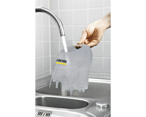 Befüllen eines transparenten Kärcher Behälters mit Wasser am Waschbecken