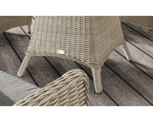 Vue détaillée d''un fauteuil en rotin sur un sol en bois