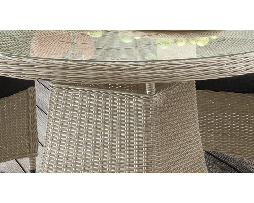 Vue détaillée d''une table de jardin avec plateau en verre et socle tressé