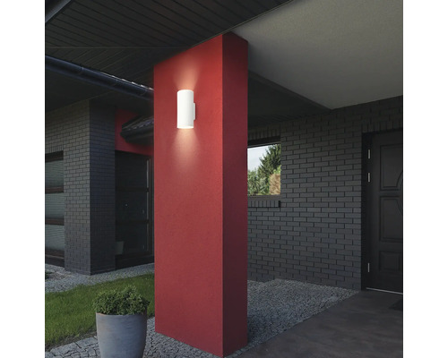 Moderne Außenwandleuchte aus Metall an einer Hauswand montiert