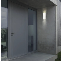 Espace d''entrée avec porte d''entrée et applique murale extérieure éclairée