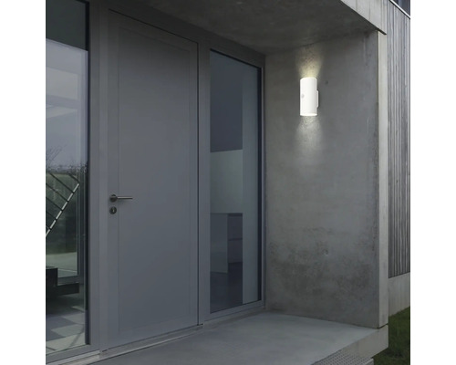Espace d''entrée avec porte d''entrée et applique murale extérieure éclairée